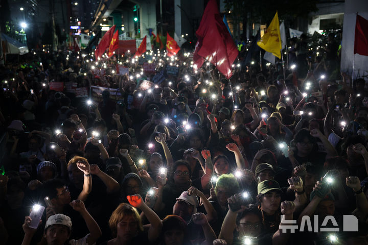 [마닐라=AP/뉴시스] 21일(현지 시간) 필리핀 마닐라에서 활동가들이 계엄령 선포 54주년을 맞아 열린 시위에 참여해 주먹을 치켜들고 구호를 외치고 있다. 1965년 대통령이 된 페르디난드 마르코스는 1972년 9월 21일 계엄령을 선포해 의회를 폐쇄하고 언론을 억압하며 장기 독재 체제를 구축했으며, 독재에 반대하는 사람들을 투옥하거나 살해했다. 2026.09.22.