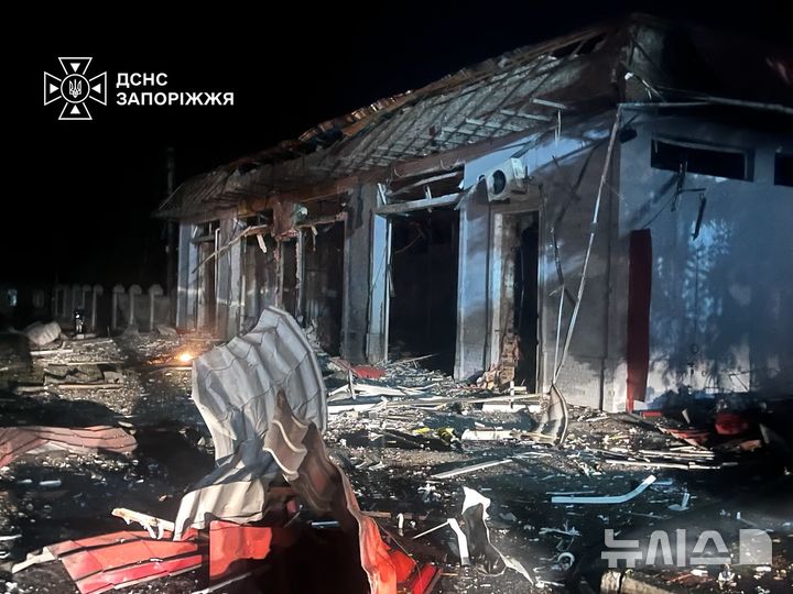 [자포리자=AP/뉴시스] 22일(현지 시간) 우크라이나 자포리자의 한 가옥이 러시아의 공습을 받아 파괴돼 있다. 2026.09.22.