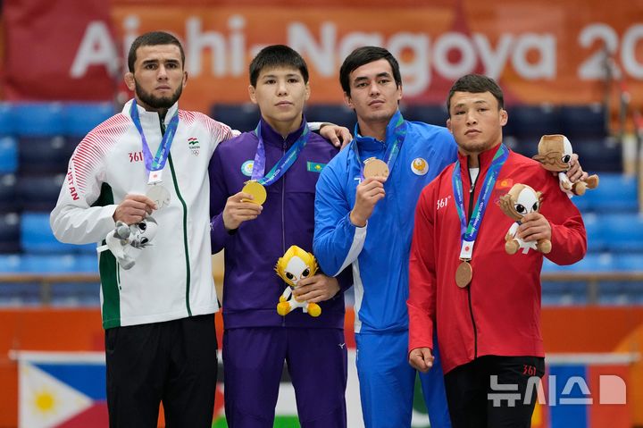 [나고야=AP/뉴시스] 2026 아이치·나고야 아시안게임 종합격투기(MMA) 남자 71㎏급 메달리스트. 왼쪽에서 세 번째가 우즈베키스탄의 노디르베크 샤브카토프. 2026.09.22