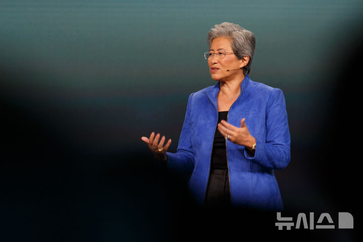 [샌프란시스코=AP/뉴시스] 리사 수 AMD 회장 겸 최고경영자(CEO)가 2026년 7월23일 미국 샌프란시스코에서 열린 ‘어드밴싱 AI 2026’ 콘퍼런스에서 기조연설을 하고 있다. 2026.07.23.