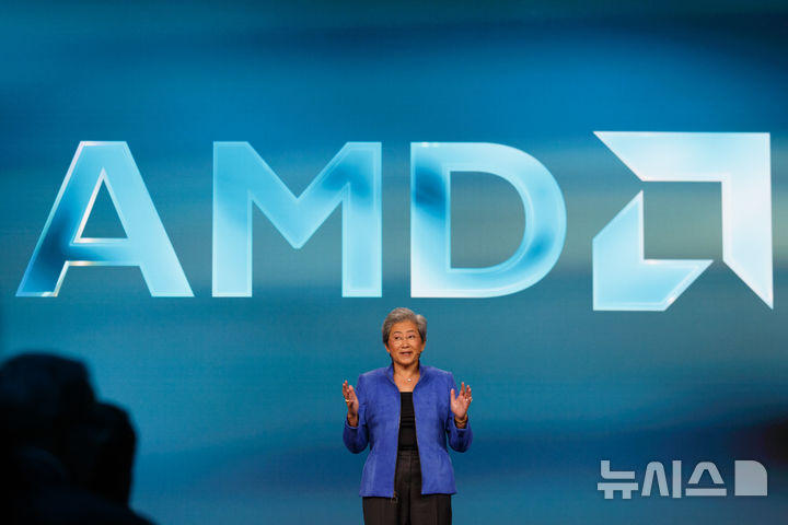 [샌프란시스코=AP/뉴시스] 21일(현지시간) 배런스와 마켓워치에 따르면 AMD 주가는 이날 장중 9% 안팎 급등하며 사상 최고치를 경신했다. 사진은 리사 수 AMD 회장 겸 최고경영자(CEO)가 2026년 7월23일 미국 샌프란시스코에서 열린 ‘어드밴싱 AI 2026’ 콘퍼런스에서 기조연설을 하는 모습. 2026.09.21.