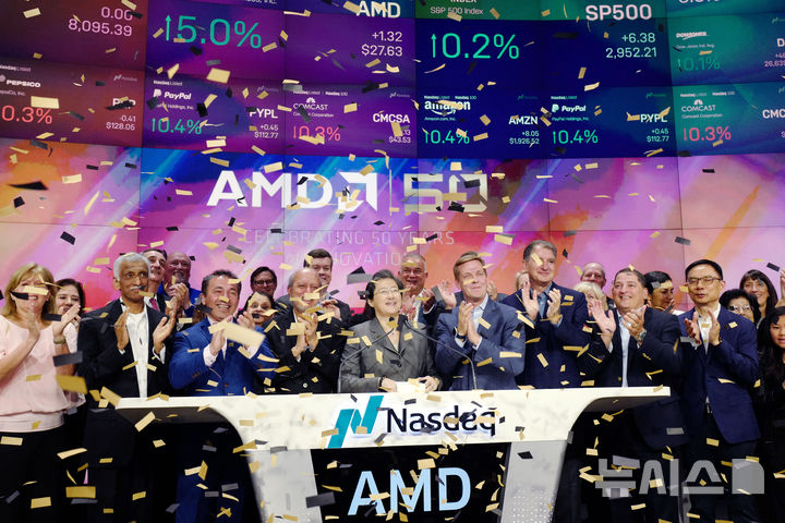 [뉴욕=AP/뉴시스] 21일(현지시간) 배런스와 마켓워치에 따르면 AMD 주가는 이날 장중 9% 안팎 급등하며 사상 최고치를 경신했다. 사진은 리사 수(가운데) AMD 회장 겸 최고경영자(CEO)가 2019년 5월1일 미국 뉴욕 나스닥에서 열린 AMD 창립 50주년 기념 개장 행사에 참석한 모습. 2026.09.21.
