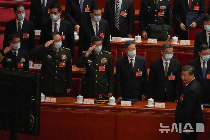 [베이징=AP/뉴시스] 류전리 중국 인민해방군 연합참모부장(앞줄 왼쪽 두 번째)과 리상푸 국방부장(왼쪽 세 번째)이 2023년 3월12일 베이징 인민대회당에서 열린 전국인민대표대회(전인대) 회의에 참석한 시진핑 국가주석이 퇴장하자 경례하고 있다. 2023.03.12.