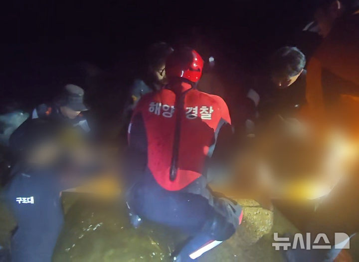 [제주=뉴시스] 21일 오후 제주시 구좌읍 종달항에서 해경이 미귀가 신고가 접수된 70대를 발견해 구조하고 있다. (사진=서귀포해양경찰서 제공) 2026.09.22. photo@newsis.com