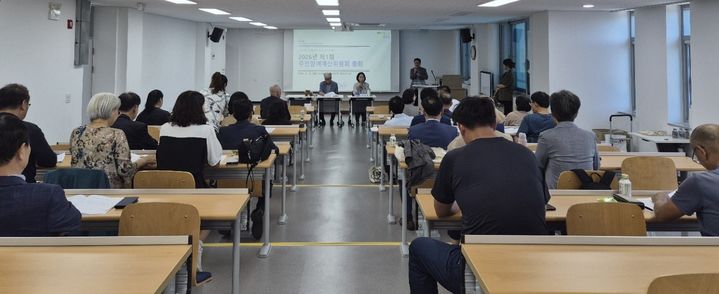 [화성=뉴시스] 화성시 주민참여예산위원회 위원들이 21일 화성시민대학에서 열린 2026년 제1회 주민참여예산위원회 총회에서 2027년 주민참여예산사업을 심의하고 있다. (사진=화성시 제공) 2026.09.22. photo@newsis.com *재판매 및 DB 금지