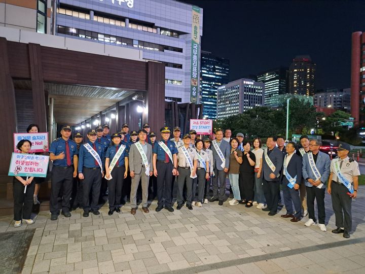 [서울=뉴시스] 서울 송파경찰서는 주민들이 범죄로부터 안전한 추석 명절을 보낼 수 있도록 송파구 주요 지역에서 민·관·경 합동 점검을 진행했다고 22일 밝혔다.(사진=서울송파경찰서 제공) 2026.09.22. photo@newsis.com *재판매 및 DB 금지 *재판매 및 DB 금지