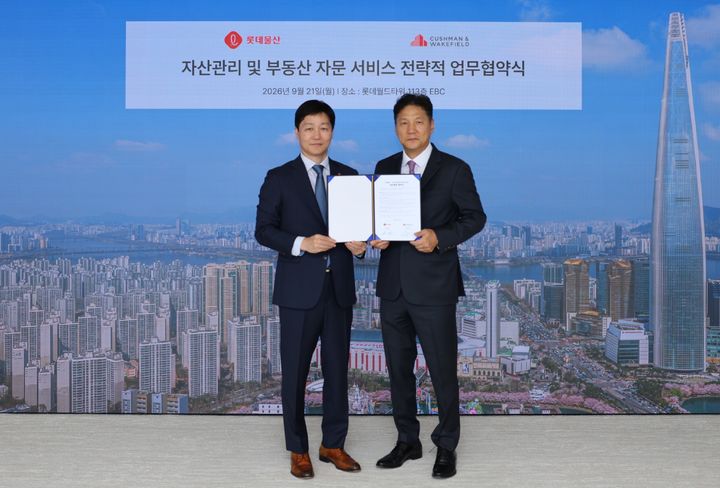 롯데월드타워 113층 EBC에서 장재훈 롯데물산 대표이사와 황점상(왼쪽) 쿠시먼앤드웨이크필드 코리아 대표가 기념 촬영을 하고 있다 *재판매 및 DB 금지