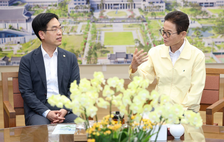 [안동=뉴시스] 이철우 경북지사(오른쪽)가 지난 21일 경북도청을 방문한 김민재 행정안전부 차관과 미래대응기금 등에 대한 의견을 나누고 있다. (사진=경북도 제공) 2026.09.22. photo@newsis.com *재판매 및 DB 금지