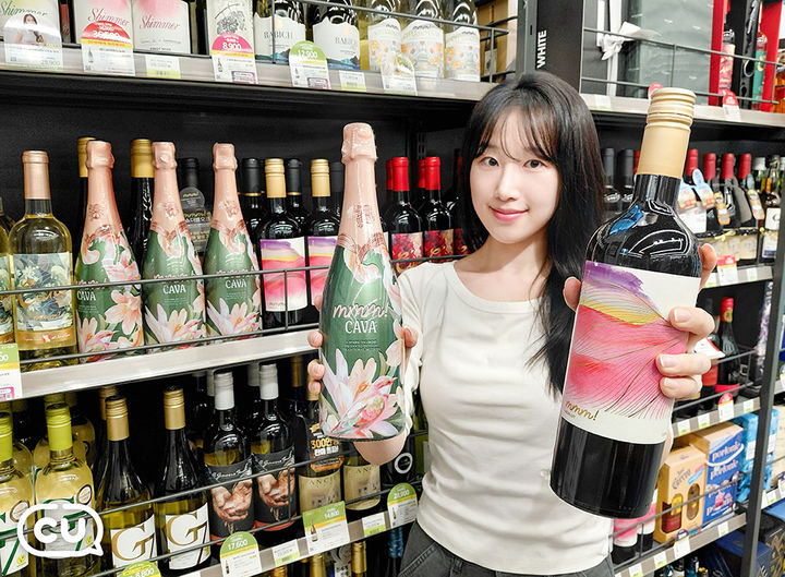 [서울=뉴시스] CU가 자체 와인 브랜드 '음mmm!'의 신상품 '음mmm! 메를로'와 '음mmm! 까바' 2종을 출시하며 가을·겨울 와인 수요를 공략한다. (사진=CU 제공) 2026.09.22. photo@newsis.com *재판매 및 DB 금지