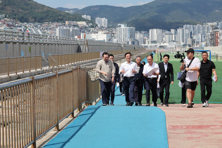 [부산=뉴시스]전재수 부산시장이 서구, 영도구 현장을 살피고 있다. (사진=부산시 제공) 2026.09.22. photo@newsis.com *재판매 및 DB 금지