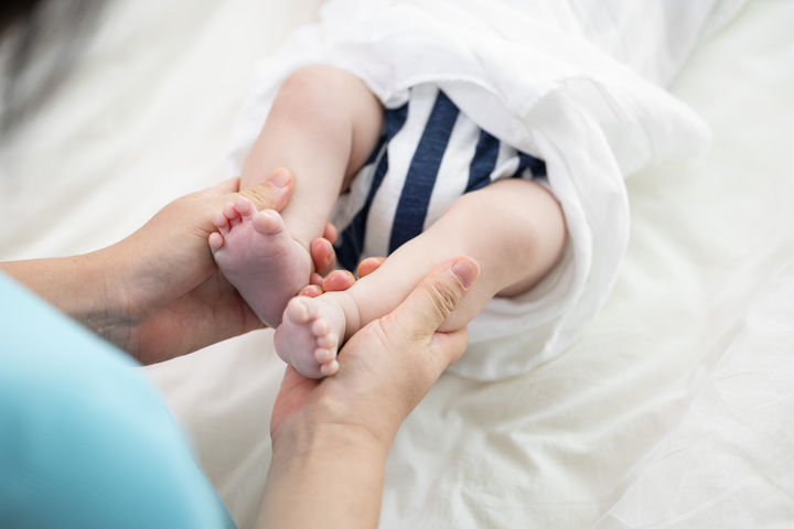[서울=뉴시스] 미국의 버스 정류장에서 한 여성이 생후 한 달 된 아기를 낯선 여성에게 맡긴 사연이 전해졌다. (사진 출처=유토이미지)
