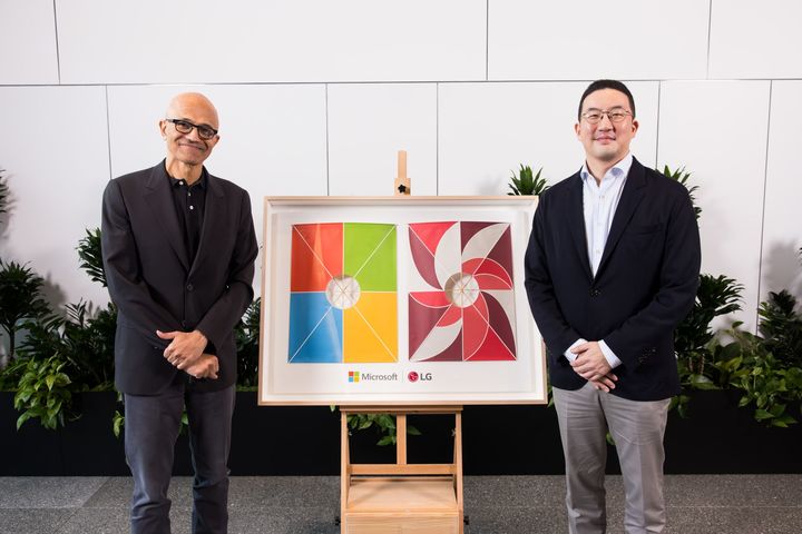 [서울=뉴시스]구광모 LG그룹 회장(오른쪽)과 사티아 나델라 MS 최고경영자(CEO)가 미국 워싱턴주 레드먼드 MS 본사에서 만나 AI 사업에서 전략적 협력을 논의했다. (사진=LG 링크드인 제공) 2026.09.22. photo@newsis.com *재판매 및 DB 금지