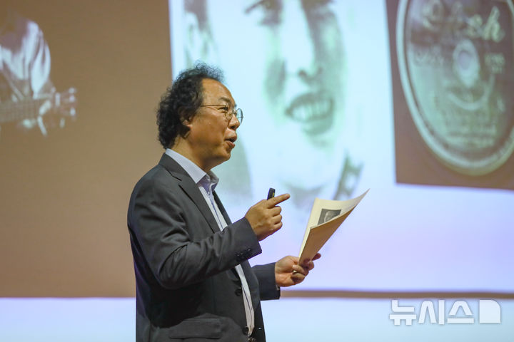 [전남광주=뉴시스] 최철 예술감독이 GIST아카데미 9월 조찬포럼에서 '음악 행복한 중독 & 오페라 THE 가까이'를 주제로 강연하고 있다. (사진=GIST 제공) photo@newsis.com *재판매 및 DB 금지