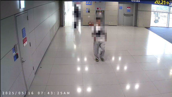 [서울=뉴시스] 지난해 5월16일 오전 7시38분께 인천공항 제1여객터미널에 도착한 항공기 기내서 마약 케타민이 발견됐다. 사진은 케타민을 소지한 30대 A씨의 CCTV 모습. 2026.09.22. (사진=인천공항본부세관 제공) photo@newsis.com *재판매 및 DB 금지