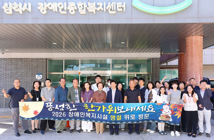 박상수 삼척시장이 지난 21일 장애인종합복지센터를 방문해 현장 종사자들을 격려하고 있다.(사진=삼척시 제공) *재판매 및 DB 금지