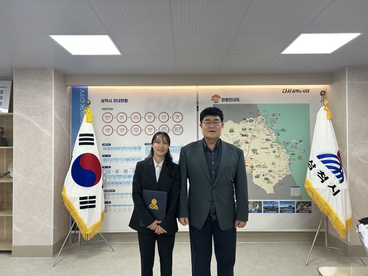 박상수 삼척시장이 마라톤 국가대표 출신 정윤희 신임 육상팀 감독을 선임하고 있다.(사진=삼척시 제공) *재판매 및 DB 금지