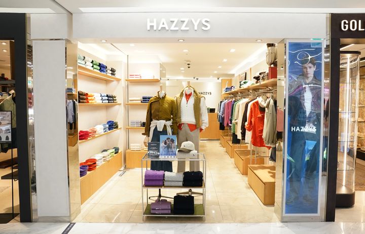 롯데면세점이 명동본점에 LF의 프리미엄 컨템포러리 캐주얼 브랜드 '헤지스(HAZZYS)' 단독 매장을 오픈했다고 22일 밝혔다. *재판매 및 DB 금지