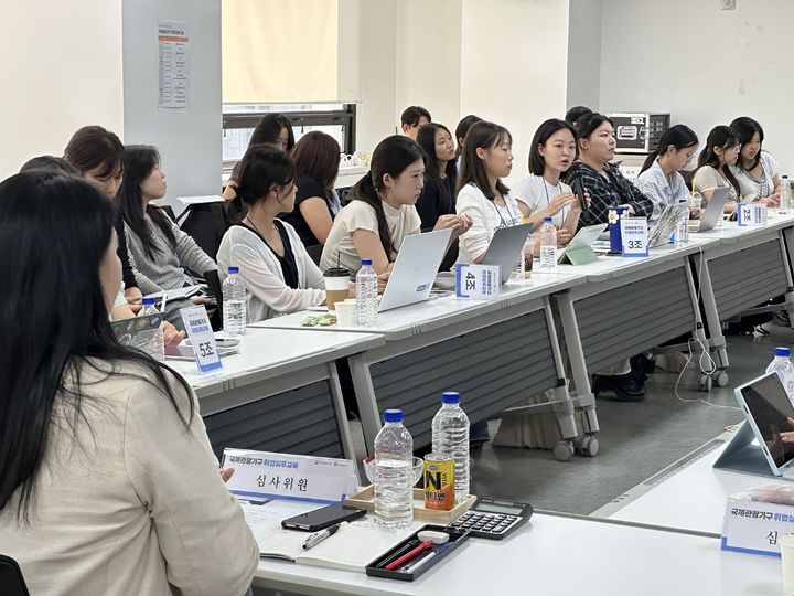 19일 서울 중구 청계천로 한국관광공사 서울센터에서 열린 ‘국제관광기구 취업 실무교육’에서 참가자들이 ‘모의 관광 국제기구 회의’를 진행하고 있다. (사진=문화체육관광부) *재판매 및 DB 금지