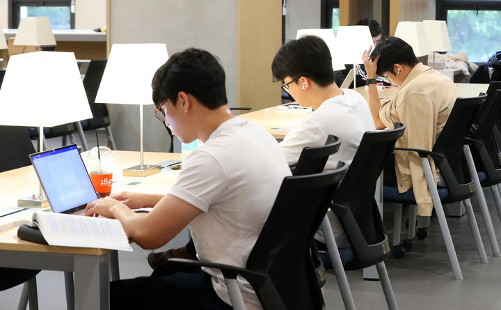 [서울=뉴시스] 김혜진 기자 = 2024년 7월 30일 오후 서울 광진구 건국대학교 상허기념도서관에서 방학에도 학교를 찾은 학생들이 취업 준비를 위한 공부를 하고 있다. 2024.07.30. jini@newsis.com *재판매 및 DB 금지