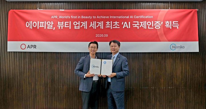 [서울=뉴시스] 에이피알이 AI 제품 신뢰성 마크인 AI Trust Mark 인증을 획득하여 기념촬영을 하고 있다. 신재우 에이피알 R&D 센터장 (좌측), 곽삼근 넴코 코리아 전무.(사진 제공=에이피알) *재판매 및 DB 금지 *재판매 및 DB 금지