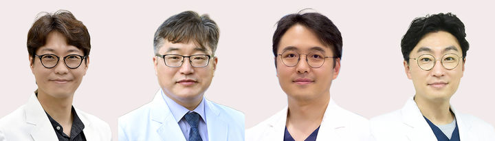 [화순=뉴시스] 박기웅 기자 = 대한폐암학회 국제학술대회에서 최우수 구연상과 최우수 포스터 발표상을 수상한 화순전남대학교병원 폐암 연구진. 왼쪽부터 박혁진·오인재·오형주·박철규 교수. (사진 = 화순전남대병원 제공) 2026.09.22. photo@newsis.com *재판매 및 DB 금지