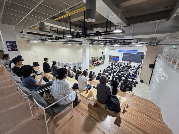 [서울=뉴시스] 10일 서울시립대 캠퍼스타운이 김민기 아정당 대표 초청 토크 콘서트를 개최했다. (사진=서울시립대 제공) 2026.09.22. photo@newsis.com *재판매 및 DB 금지