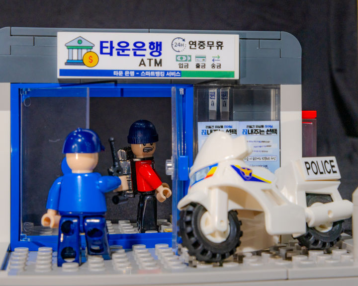 [부산=뉴시스] 경찰관이 현금지급기에서 보이스피싱 현금수거책을 검거하는 모습을 담은 조립식 블록 장난감. (사진=부산경찰청 제공) 2026.09.22. photo@newsis.com *재판매 및 DB 금지