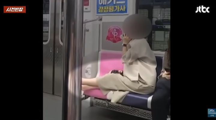 [서울=뉴시스]서울 지하철 2호선에서 한 여성이 임산부 배려석에 다리를 뻗은 채 큰 소리로 통화하는 모습이 포착됐다. (사진=JTBC '사건반장' 캡처) 2026.09.22