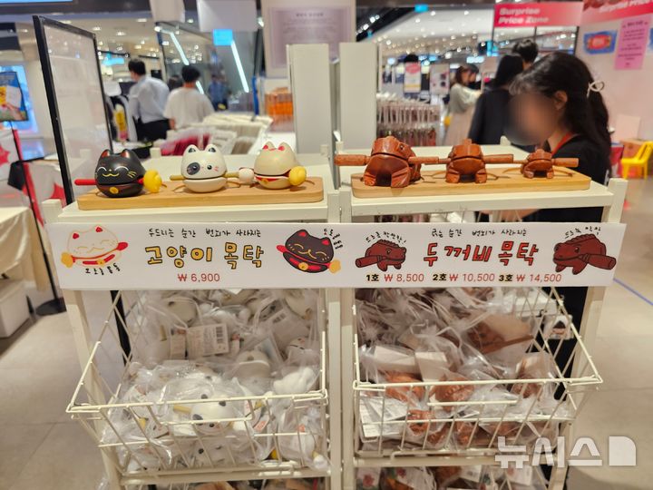 [서울=뉴시스] 박지우·이수진 인턴기자 = 17일 '행복사-마음이 살찌는 절' 불교 팝업에서 불교 굿즈를 구경하는 방문객들의 모습. 2026.09.17.