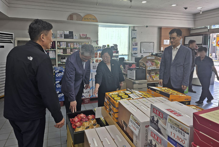 [창녕=뉴시스] 신종우 경남도 물가책임관과 이도완 창녕군 부군수가 21일 대합면 마트에서 추석 명절 전 물가 현장 점검을 실시하고 있다. (사진=창녕군 제공) 2026.09.22. photo@newsis.com *재판매 및 DB 금지