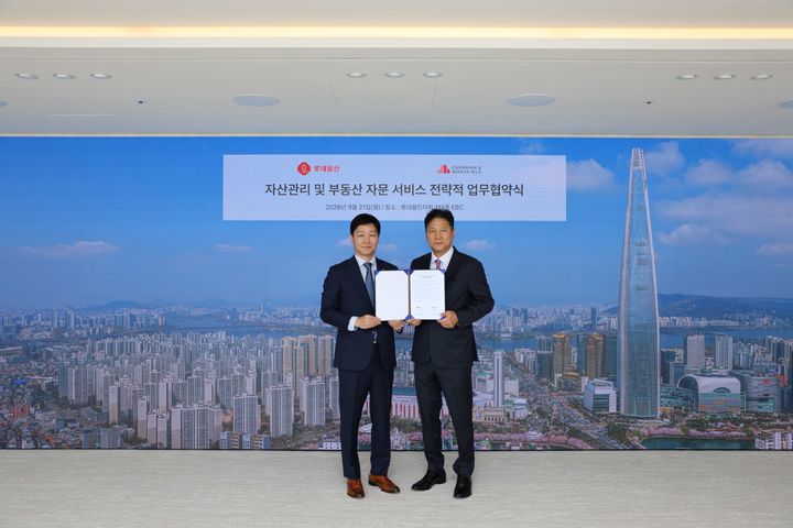 [서울=뉴시스] 쿠시먼앤드웨이크필드 코리아 황점상 대표(오른쪽)와 롯데물산 장재훈 대표(왼쪽)가 전략적 업무협약(MOU) 체결 후 기념촬영을 하고 있다. (제공=쿠시먼앤드웨이크필드 코리아) 2026.09.22. photo@newsis.com *재판매 및 DB 금지