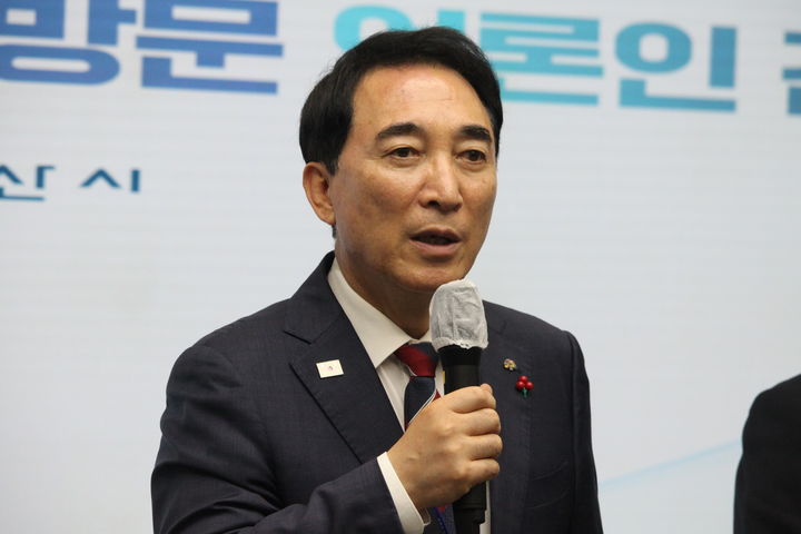 [아산=뉴시스] 최영민 기자=박수현 충남도지사가 22일 오전 아산시청 상황실에서 지역 출입기자들과 간담회 중 인사말을 하고 있다. 2026.09.22 ymchoi@newsis.com *재판매 및 DB 금지