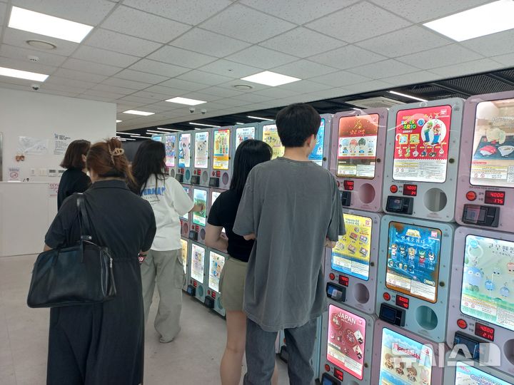 [서울=뉴시스] 박지우·이수진 인턴기자 = 21일 서울 마포구 ‘쿄우마가챠샵 LC타워점’에서 방문객들이 가챠 상품을 살펴보고 있다. 2026.09.21.