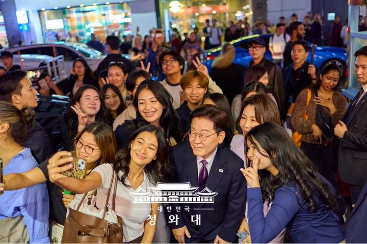 미국을 방문 중인 이재명 대통령이 21일(현지시간) 뉴욕 코리아타운을 찾아 시민들과 기념 촬영을 하고 있다. [사진 출처=이재명 대통령 엑스(X)] *재판매 및 DB 금지