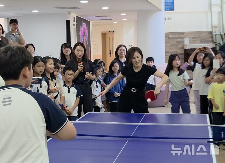 [베이징=뉴시스] 박정규 특파원 = 지난 21일 오후 중국 베이징 차오양구의 북경한국국제학교에 방문한 자오즈민이 학생과 탁구 대결을 하고 있다. 2026.09.22 pjk76@newsis.com 
