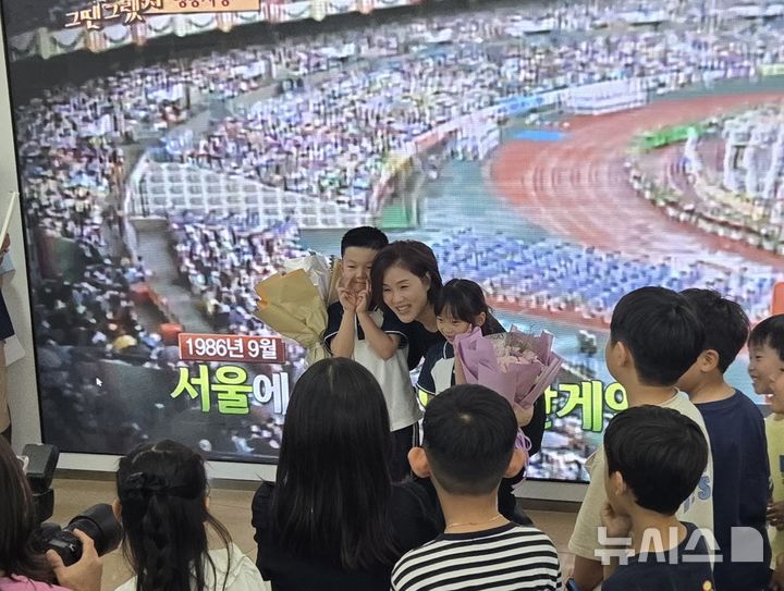 [베이징=뉴시스] 박정규 특파원 = 지난 21일 오후 중국 베이징 차오양구의 북경한국국제학교에 방문한 자오즈민이 학생들의 환영을 받고 있다. 2026.09.22 pjk76@newsis.com 