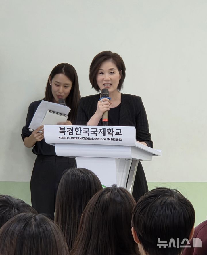 [베이징=뉴시스] 박정규 특파원 = 지난 21일 오후 중국 베이징 차오양구의 북경한국국제학교에 방문한 자오즈민이 중학생들을 대상으로 강연하고 있다. 2026.09.22 pjk76@newsis.com 