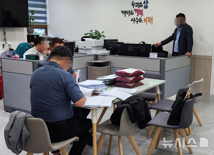 [안동=뉴시스] 김진호 기자 = 22일 경북경찰청 수사관들이 권기창 안동시장 부속실에서 관련 서류를 압수수색하고 있다. 2026.09.22. kjh9326@newsis.com
