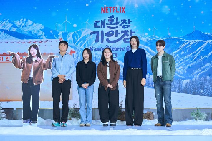 [서울=뉴시스]넷플릭스 새 예능 '대환장 기안장 시즌2'의 제작발표회가 22일 오전 서울 마포구 호텔나루서울엠갤러리에서 진행됐다. 현장에는 이소민 PD와 김지현 PD, 기안84, 김연경, 이준호가 참석했다. (사진=넷플릭스 제공) 2026.09.22. photo@newsis.com *재판매 및 DB 금지