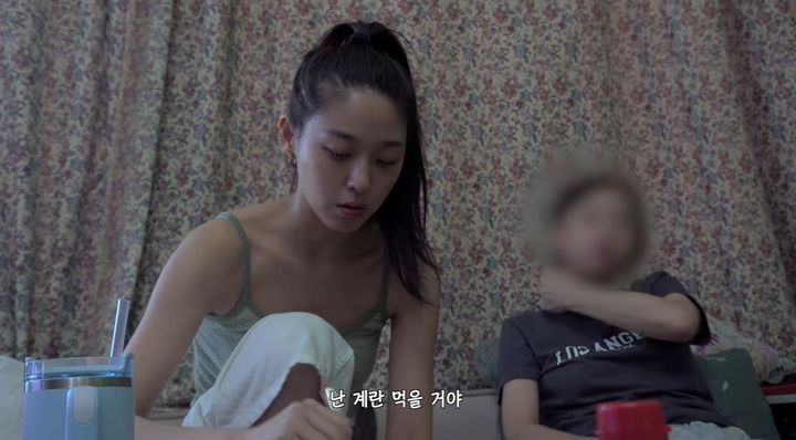[서울=뉴시스] 최근 가수 겸 배우 설현이 자신의 유튜브 채널을 통해 달걀에 대한 애정을 드러냈다. (사진 : '김설현 KIMSEOLHYUN' 유튜브 채널 캡처) *재판매 및 DB 금지