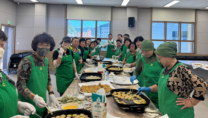 새마을지도자정선군부녀회는 22일 정선군새마을회관 회의실에서 추석을 맞아 송편과 명절 음식 나눔 행사를 진행하고 있다.(사진=정선군 제공) *재판매 및 DB 금지