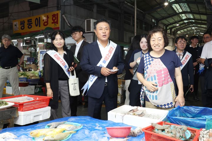 [정읍=뉴시스] 22일 추석맞이 전통시장 장보기행사에 나선 이학수 시장이 샘고을시장 어물전에서 재수용 수산물을 사고 있다. *재판매 및 DB 금지