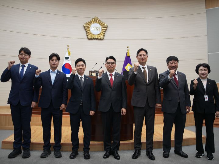 [부산=뉴시스] 부산 동구의회 의원들. (사진=부산 동구의회 제공) 2026.09.22. photo@newsis.com *재판매 및 DB 금지