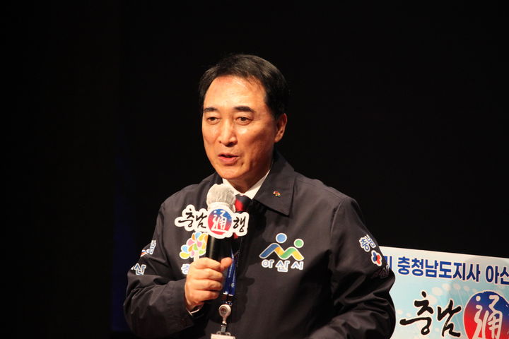[아산=뉴시스] 최영민 기자=박수현 충남도지사가 22일 아산시청 시민홀에서 가진 도민과의 대화 시간에서 시민들의 질문에 답하고 있다. 2026.09.22 ymchoi@newsis.com *재판매 및 DB 금지