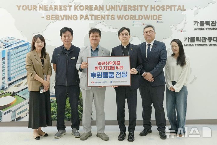 [인천=뉴시스] 주상도 한국전력 서인천지사장(왼쪽 세번째부터)과 고동현 국제성모병원장 등이 기념 촬영하고 있다. (사진=병원 제공) 2026.09.22. photo@newsis.com