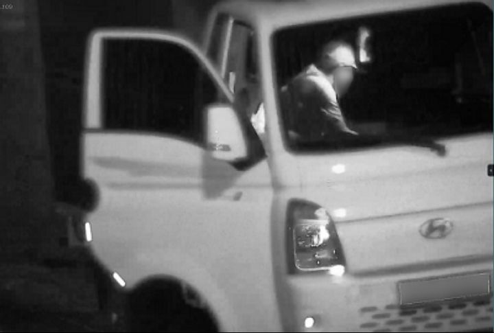 [예산=뉴시스] 지난 20일 오후 11시께 충남 예산군 오가면 오가초등학교 인근 주차장에서 일어난 절도 사건 용의자가 CCTV에 포착된 모습. (사진=예산군 제공) 2026.09.22. photo@newsis.com *재판매 및 DB 금지