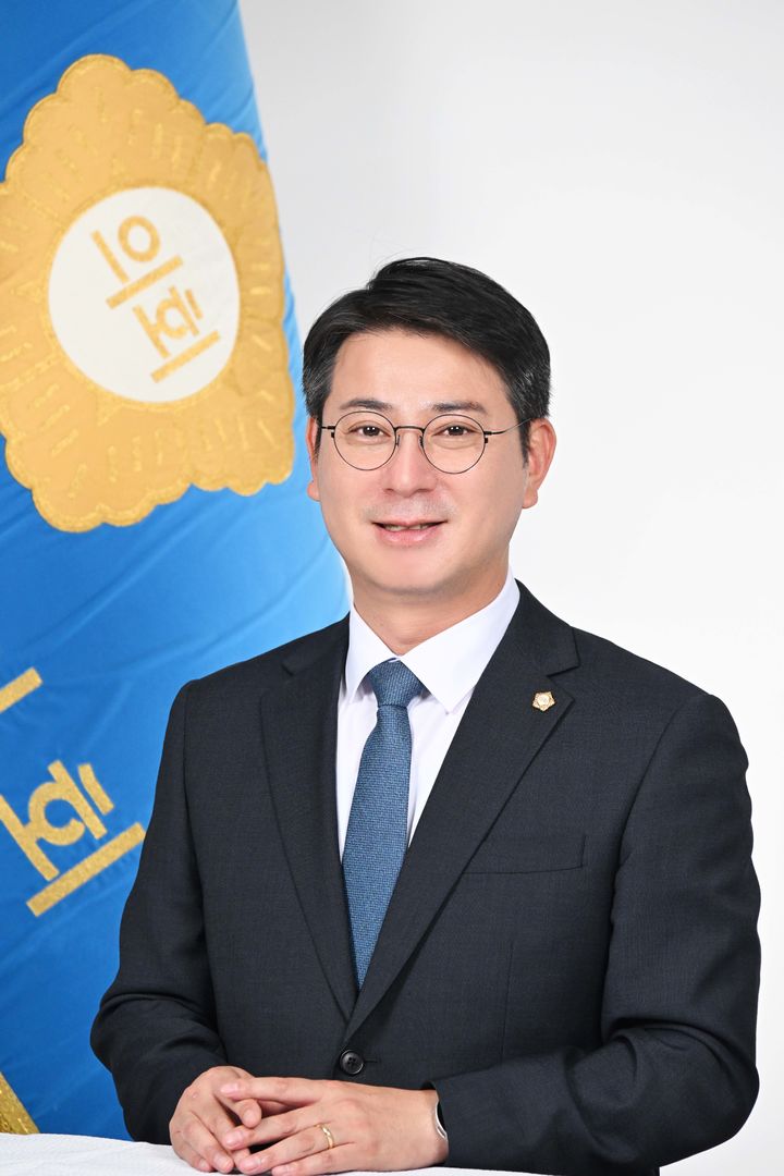 [울산=뉴시스] 울산 울주군의회는 최근 최윤성 의원이 서면질문을 통해 최근 진료를 개시한 군립 울주병원의 부족한 인프라 문제를 지적하며 조속한 대책 마련을 촉구했다고 22일 밝혔다. 사진은 최윤성 의원. (사진= 울주군의회 제공) 2026.09.22. photo@newsis.com *재판매 및 DB 금지