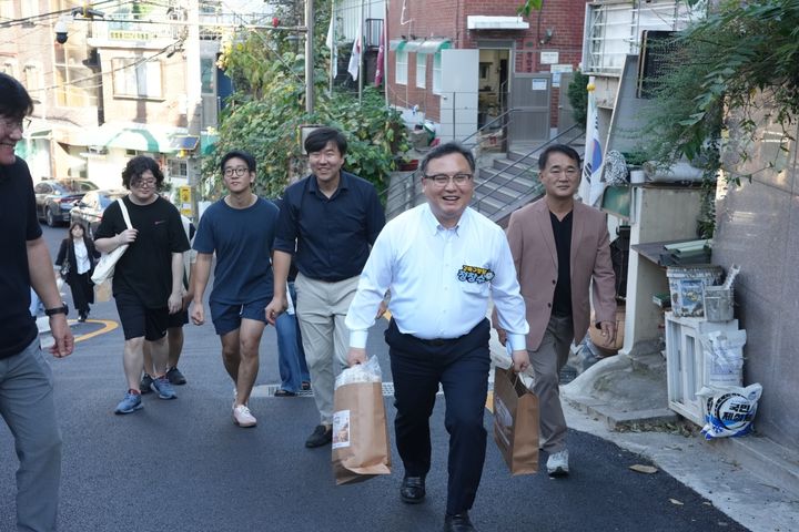 [서울=뉴시스] 정창수 강북구청장이 21일 전을 배달하고 있다. (사진=강북구 제공) 2026.09.22. photo@newsis.com *재판매 및 DB 금지