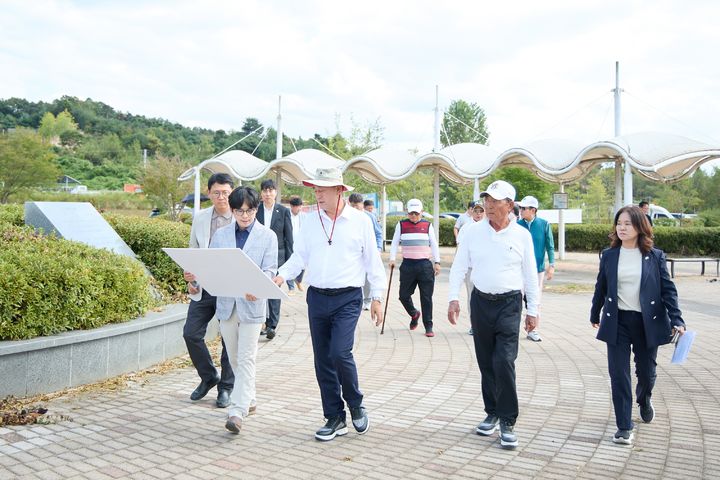 [여주=뉴시스] 민선9기 공약 체육시설 조성현장 을 둘러보는 이충우 시장 일행(사진=여주시 제공) 2026. 09. 22. photo@newsis.com *재판매 및 DB 금지