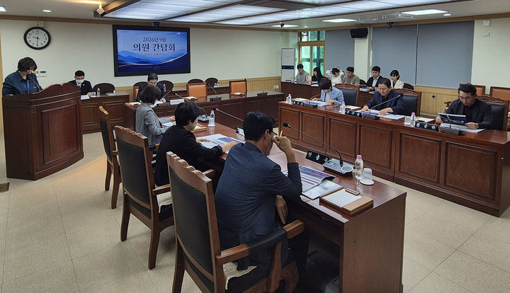 정선군의회는 22일 의회 특별위원회 회의실에서 9월 의원간담회를 열고 있다.(사진=정선군 제공) *재판매 및 DB 금지